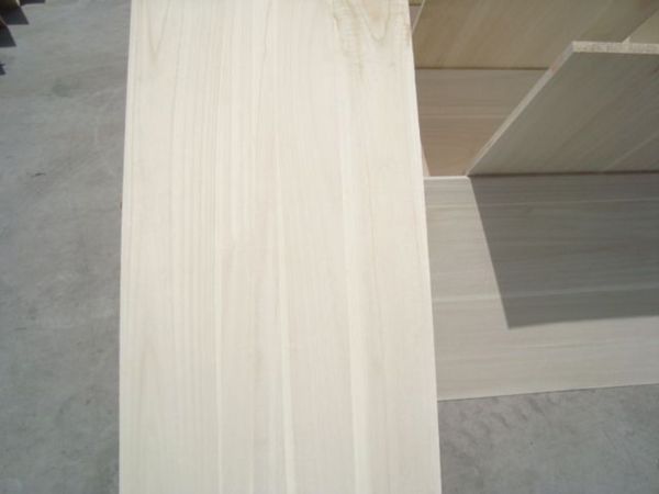 Whitening of paulownia plywood